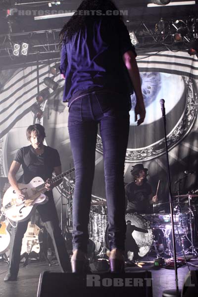 THE DEAD WEATHER - 2010-06-30 - PARIS - Le Bataclan - Alison Nicole Mosshart - John Anthony Gillis [Jack White] - Dean Anthony Fertita